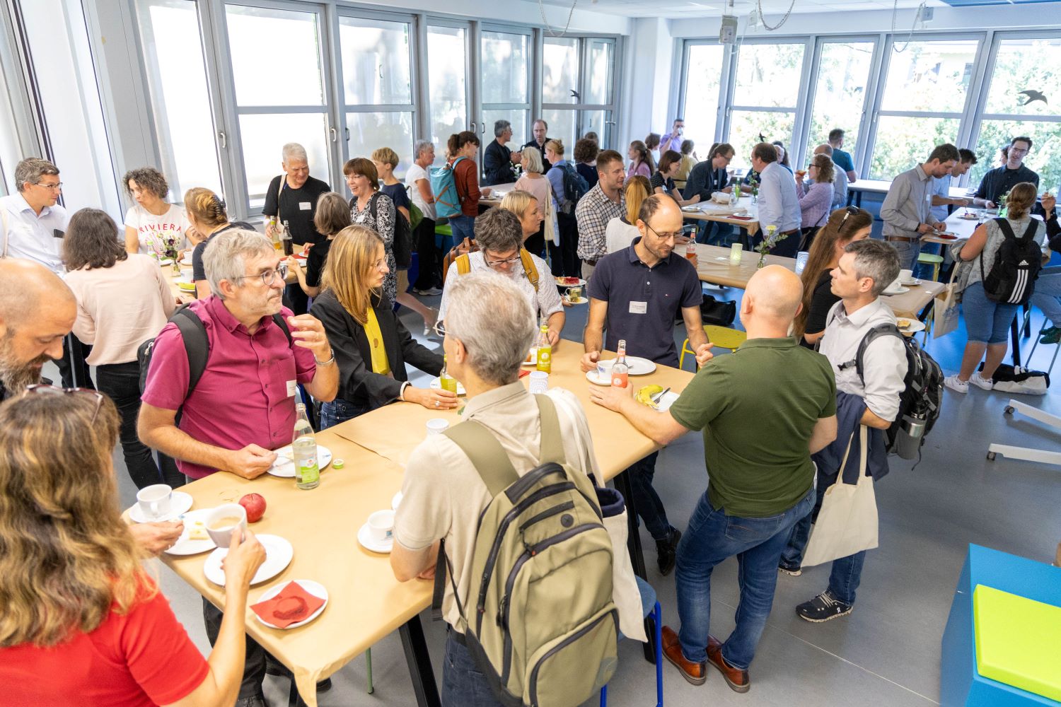 TeilnehmerInnen des MINT Symposiums 2023 diskutieren während einer Pause