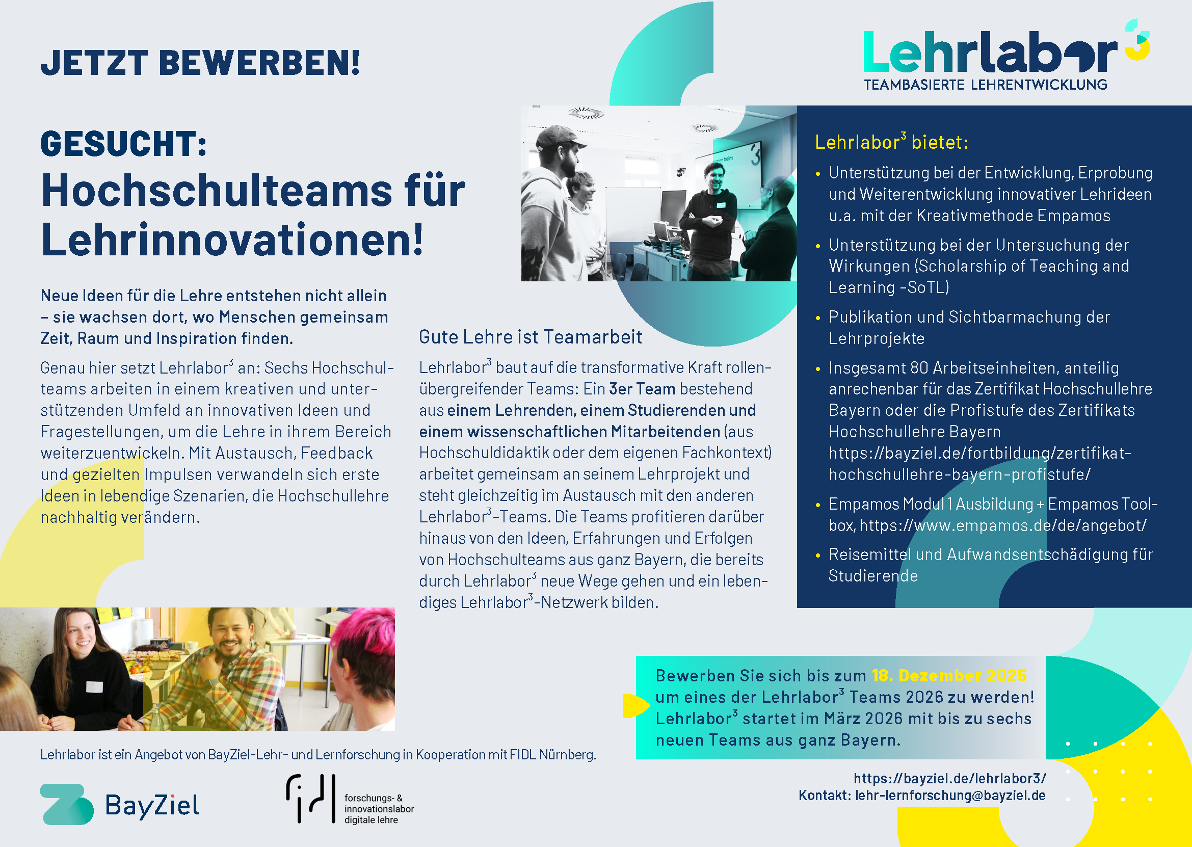 Zwei Professorinnen unterhalten sich angeregt &uuml;ber ein Poster zum Thema MINT-Didaktik